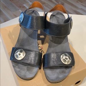 Taos Boardwalk Black Sandals